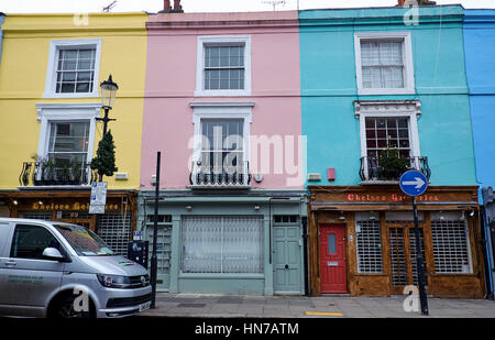 LONDON CITY - 25. Dezember 2016: Die berühmten Pastell farbigen Wohnung Fassaden in Portobello Road in Nottinghill mit Schaufenster Stockfoto