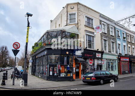 LONDON CITY - 25. Dezember 2016: Tante-Emma-Laden und farbigen Fassaden am Nordende des berühmten Portobello Road in Nottinghill mit Stockfoto