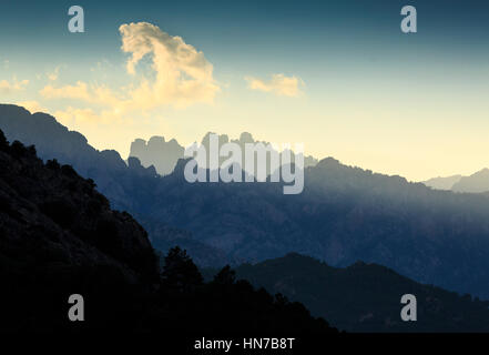 Die Spitzen und Wald von Bavella bei Sonnenuntergang Korsika, Frankreich Stockfoto