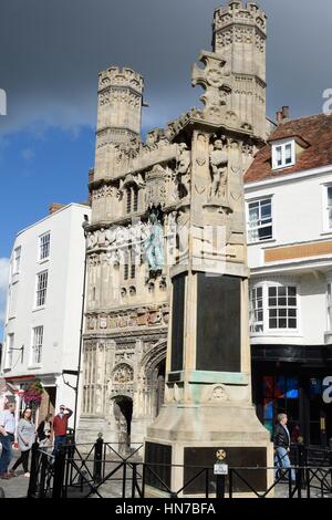 Canterbury, Großbritannien - 30. September 2016: Kriegerdenkmal und Eingang zur Kathedrale von Canterbury an Buttermarket Kent Stockfoto