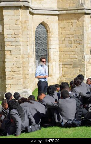 Canterbury, Großbritannien - 30. September 2016: coole Lehrer Vortrag auf Gelände der Kathedrale Stockfoto