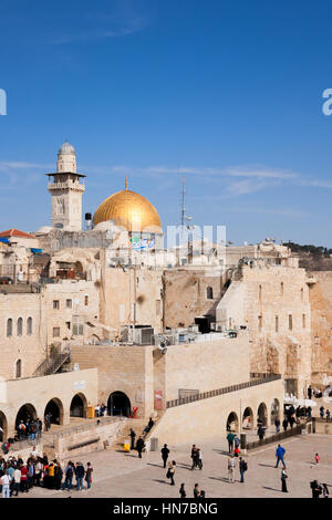 JERUSALEM, ISRAEL - 23. Januar 2011: Jüdische Gläubige an der Klagemauer in der Nähe von der Kuppel des Felsens auf dem Tempelberg. Stockfoto