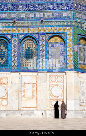 JERUSALEM, ISRAEL - 23. Januar 2011: Zwei Frauen an der Felsendom auf dem Tempelberg in Jerusalem. Stockfoto