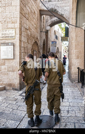 JERUSALEM, ISRAEL - 23. Januar 2011: Zwei bewaffneten israelische Soldaten zu Fuß durch eine der vielen Gassen in der Altstadt von Jerusalem. Stockfoto