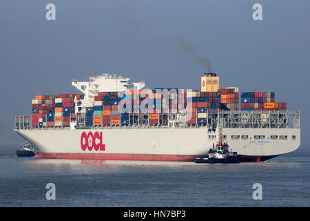 Antwerpen, Belgien - 12. März 2016: Containerschiff OOCL Singapur verlassen einen Container terminal im Hafen von Antwerpen. Stockfoto