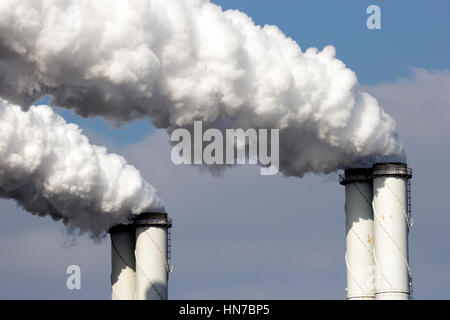 Rauchentwicklung aus Fabrik Rohre Stockfoto