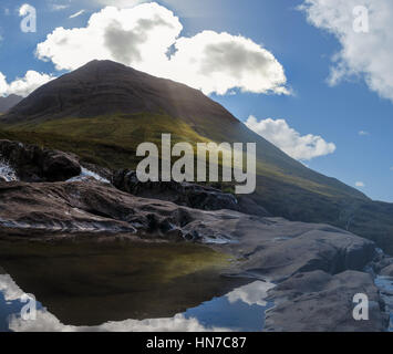 Panorama von OA-Hügel mit Überlegungen in der Nähe der Fairy Pools auf der Insel Skye, Schottland Stockfoto