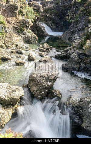 Longexpo von einem kleinen Wasserfall an der Fairy Pools auf der Insel Skye, Schottland Stockfoto