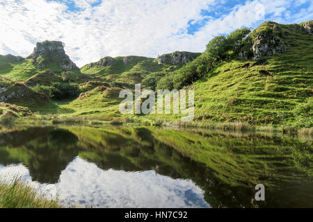 Die magischen grünen Hügeln von Fairy Glen auf der Insel Skye, Schottland Stockfoto