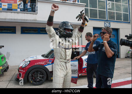 Vallelunga, Rom, Italien. 10. September 2016. Mini Challenge Cup, Fahrer glücklich und Auto in der Boxengasse nach dem Rennen zu gewinnen Stockfoto