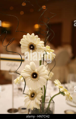 Weiße Gerbera Hochzeit Tisch Herzstück Stockfoto