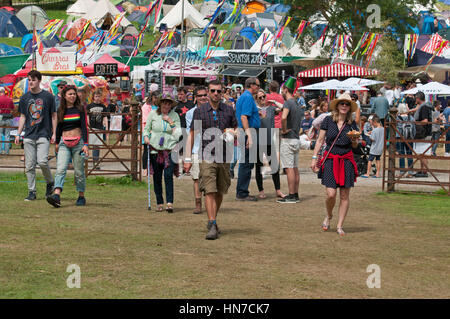 Massen der Festivalbesucher mit Festzelte FESTZELTE und Flaggen im Hintergrund zu Fuß rund um den Hafen Eliot Festival Cornwall GROSSBRITANNIEN Stockfoto