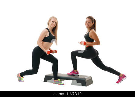 Zwei passen Frauen im Step-Aerobic-Kurs trainieren Stockfoto