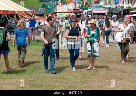 Scharen von Familien zu Fuß rund um den Hafen Eliot Festival Cornwall Stockfoto