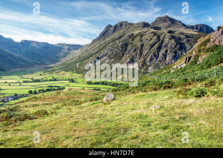 Langdale Pikes und Mickleden-Tal in den Lake District National Park, Cumbria im September Stockfoto