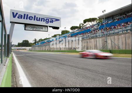 Vallelunga, Rom, Italien. 10. September 2016. Schaltung-Banner auf der Ziellinie mit unscharfen schnelles Auto läuft auf Strecke Stockfoto