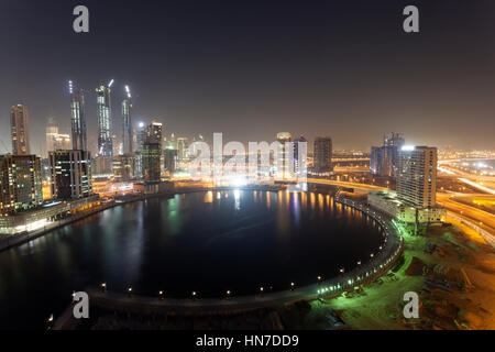Baustelle der Dubai Business Bay nachts beleuchtet. Dubai, Vereinigte Arabische Emirate, Naher Osten Stockfoto