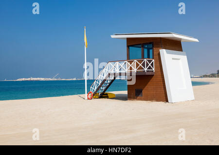 Rettungsschwimmer Station Turm an der Umm Suqeim öffentlichen Strand in Dubai. Vereinigte Arabische Emirate, Naher Osten Stockfoto