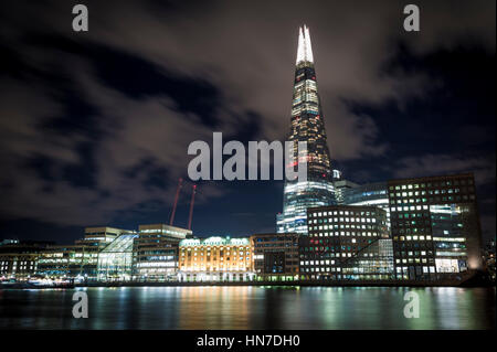 Der Shard (Shard of Glass, Shard London Bridge), London Bridge Hospital und Themse, London, in der Nacht. Stockfoto