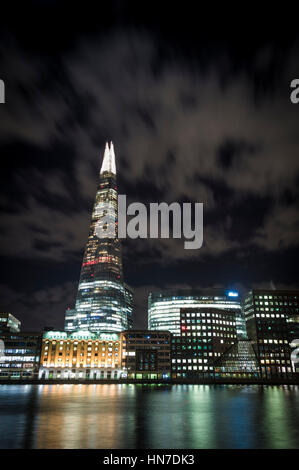 Der Shard (Shard of Glass, Shard London Bridge), London Bridge Hospital und Themse, London, in der Nacht. Stockfoto