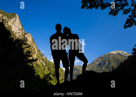 Glückliches Paar Touristen Familie Silhouette Berge betrachten. Wanderer im wunderschönen Canyon und Wald, romantische inspirierende Landschaft reisen, Stockfoto