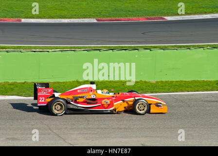 VALLELUNGA CIRCUIT, ROM, ITALIEN - 2. NOVEMBER 2008. Superleague Formula, Autos auf der Strecke während der Rennen 1 Stockfoto