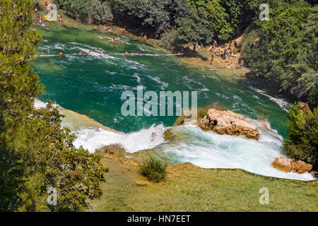 Viele Touristen Schwimmen im Fluss Krka im Krka Nationalpark in Kroatien. Dies ist eines der bekanntesten Nationalparks des Landes, welche in th Stockfoto