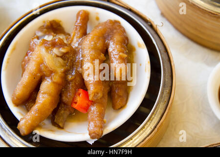 Chinesisches Essen dampfgegarte Hühnerfüße mit Sojasauce im Restaurant. Ansicht von oben. Stockfoto