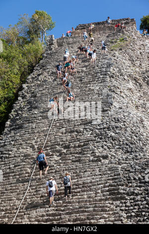 Nahaufnahme der touristischen Klettertour Nohoch Mul, der Tempelpyramide Coba, einer alten Maya-Stadt im mexikanischen Staat Quintana Roo, Mexiko Stockfoto