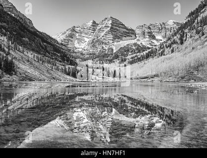 Schwarz / weiß Bild von Maroon Bells spiegelt sich im See, Aspen in Colorado, USA. Stockfoto