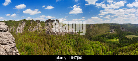 Felsformationen an der Bastei in der sächsischen Schweiz-Region in Deutschland. Fotografiert an einem hellen, sonnigen Tag. Stockfoto