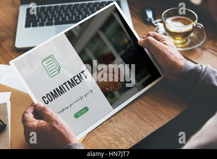 Engagement-Wort auf Business-Handshake-Hintergrund Stockfoto