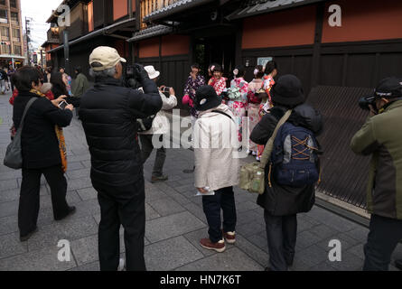 Gruppe von glücklich Geishas posieren für ein Foto auf der Straße junge asiatische Frauen in traditionellen japanischen Kostüm. Kyoto, Japan, Asien Stockfoto