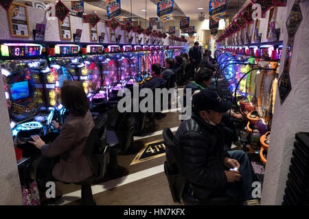 Japanische Leute spielen Pachinko, Lotterie, Arcade-Spiel, Videospiel, Videospiele, Glücksspiel, Spielautomaten in Asian Casino. Kyoto, Japan, Asien Stockfoto