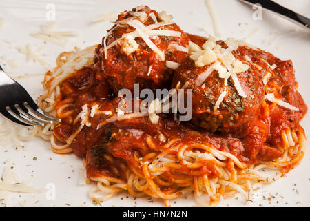 Spaghetti mit Fleischbällchen, Käse, italienischen Fleisch- Kugeln Stockfoto