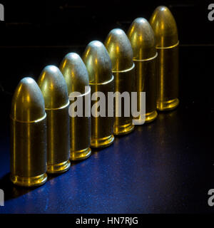 Die Kugeln Kugeln aufgereiht auf schwarzem Hintergrund Stockfoto