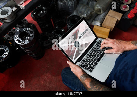 Bau-Master Plan Bauplan männliche Laptop Konzept Stockfoto