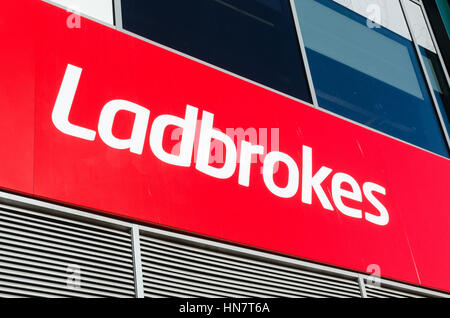 Melden Sie sich über Ladbrokes Wetten shop Stockfoto