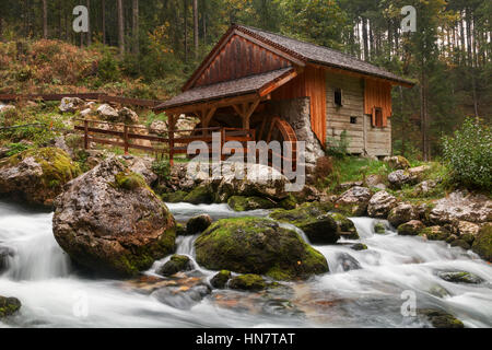 Alte Mühle und wunderschönen Gollinger Wasserfall und in der Nähe von Golling und Salzach mittelalterliche Stadt im Herbst in Österreich Stockfoto