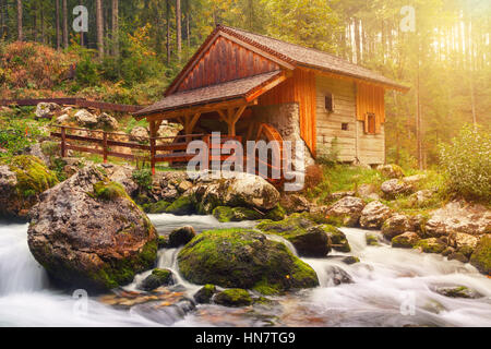 Alte Mühle und wunderschönen Gollinger Wasserfall und in der Nähe von Golling und Salzach mittelalterliche Stadt im Herbst in Österreich Stockfoto