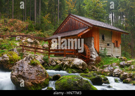 Alte Mühle und wunderschönen Gollinger Wasserfall und in der Nähe von Golling und Salzach mittelalterliche Stadt im Herbst in Österreich Stockfoto