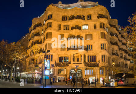 Gaudis Casa Mila auch bekannt als La Pedrera nach Einbruch der Dunkelheit, in Barcelona, Spanien Stockfoto