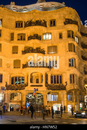 Gaudis Casa Mila auch bekannt als La Pedrera nach Einbruch der Dunkelheit, in Barcelona, Spanien Stockfoto