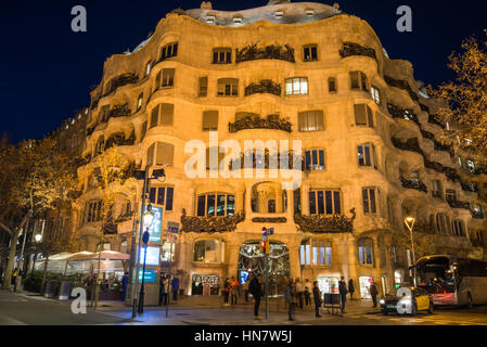 Gaudis Casa Mila auch bekannt als La Pedrera nach Einbruch der Dunkelheit, in Barcelona, Spanien Stockfoto
