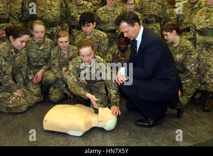 Verteidigung-Minister Mark Lancaster ist eine erste-Hilfe-Demonstration während eines Besuchs in Kadetten in Brompton Academy in Gillingham, Kent, im Rahmen des Programms GovernmentÕs Kadett Erweiterung dargestellt. Stockfoto