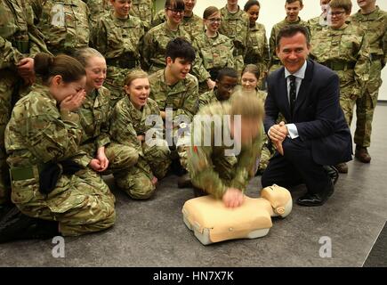 Verteidigungsminister Mark Lancaster wird bei einem Besuch der Kadetten an der Brompton Academy in Gillingham, Kent, im Rahmen des Kadettenerweiterungsprogramms der Regierung eine erste-Hilfe-Demonstration gezeigt. Stockfoto