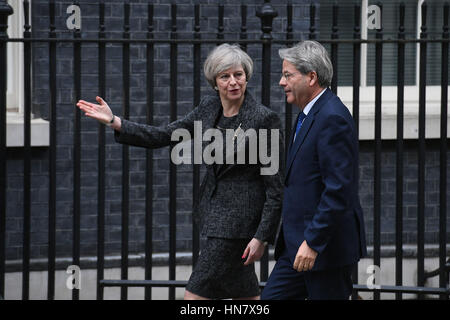 Premierminister Theresa May grüßt italienischen Ministerpräsidenten Paolo Gentiloni, wie er in der Downing Street, London, für ein bilaterales Treffen ankommt. Stockfoto