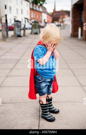 Superheld kleine Junge Phantasie Freiheit Glück Konzept Stockfoto