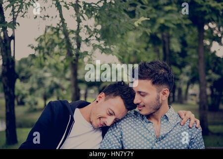 Gay paar Liebe im freien Konzept Stockfoto