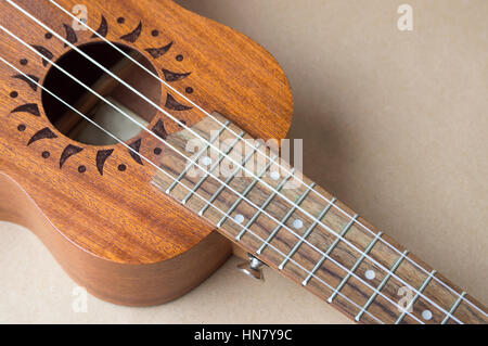 Ukulele Instrument auf braunem Hintergrund hautnah Stockfoto